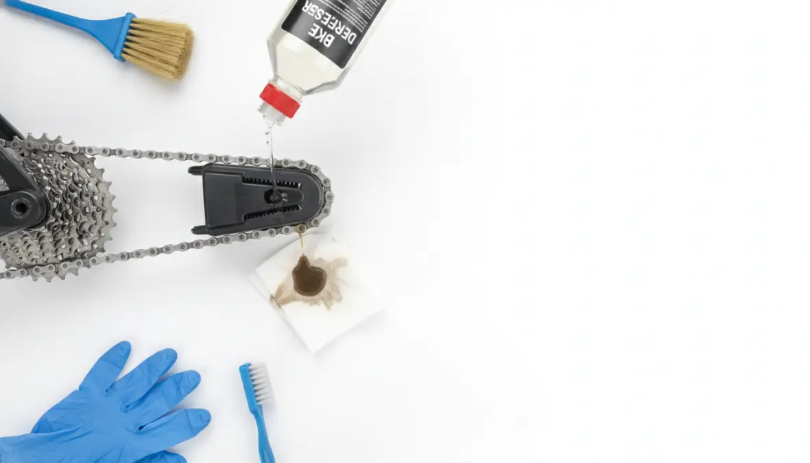 Step by step chain cleaning guide showing different bicycle chain cleaning methods
